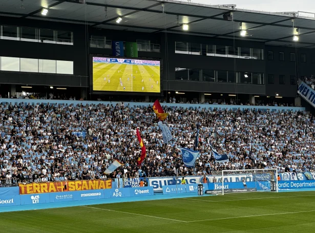 Fjepparar hjá Malmö FF undir fyrra dystinum, sum varð spældur í Malmø fyri júst einari viku síðani. (Mynd: Áron Vest)