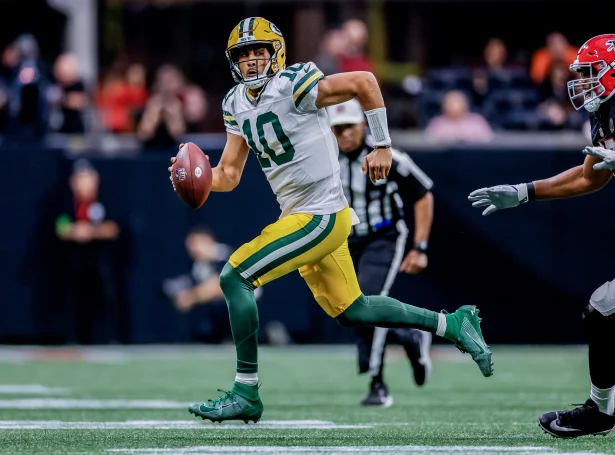 Jordan Love, quarterback hjá Green Bay Packers, her í NFL-dysti móti Atlanta Falcons, seinasta kappingarár. (Mynd: EPA)