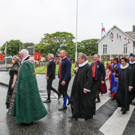 Myndir: Skrúðgonga og gudstænasta