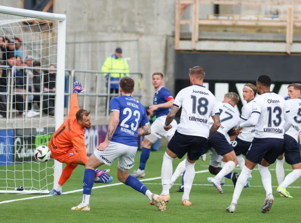 Árni Frederiksberg hevur her javnað til 2-2 á degnum - við beinleiðis hornasparki (Mynd: Sverri Egholm)