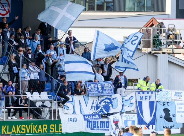 Malmö FF fjepparar undir dystinum í gjár. Teir bæði hoyrdust og sóust sera væl. (Mynd: Sverri Egholm)