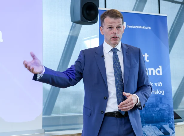 Tað vakti ans - serliga tí at Uttanlandsnevnd Løgtingsins og nógvir myndugleikar ikki vóru kunnaðir. Bárður á Steig Nielsen hevur eisini staðfest, at kunningin ikki hevur verið nóg góð í málinum venjingarnar (Savnsmynd: Sverri Egholm)