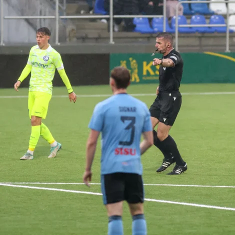 Dómarin dømur her brotsspark, ið Gent umsetti til 3-0 málið. (Mynd: Sverri Egholm)