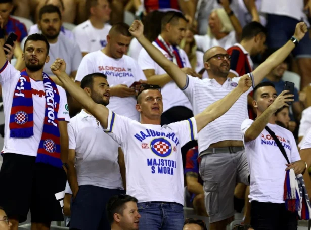 Yvir 300 áskoðarar vera til staðar á Tórsvølli í kvøld. Myndin er frá einum dysti hjá Hajduk Split í Europa League í 2022 (Mynd: EPA)