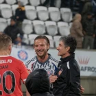 Adolfo Sormani og spælarar hansara heilsa uppá kroatisku stjøruna Ivan Raktitic, sum kom inn fyri Hajduk Split á Tórsvølli í 0-0 dystinum í gjár. Tað vóru heilt stórar uppgávur og serstakar upplivingar hjá føroysku feløgunum í 2. umfari í Conference League og Champions League (Mynd: Tórir Photo)