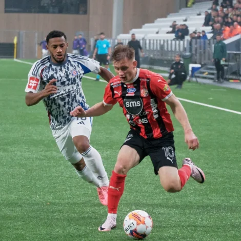 Áki Samuelsen skoraði tvær ferðir móti skandinaviska stórfelagnum. Tað endaði tó við 5-3 sigri til FCK í nógva hitanum á Frederiksberg (Mynd: Tórir Photo)