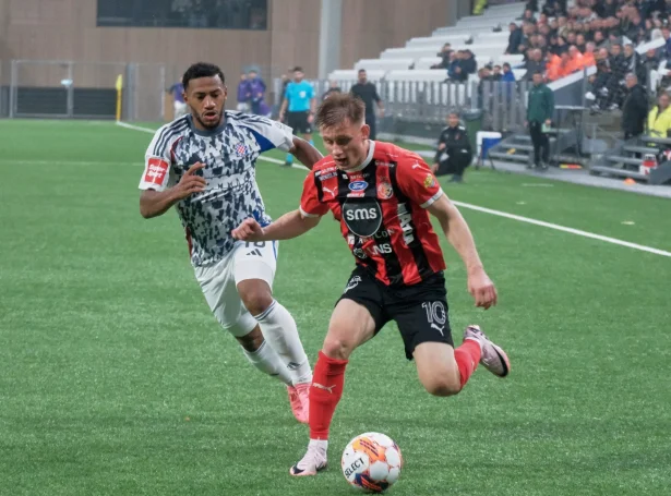 Áki Samuelsen skoraði tvær ferðir móti skandinaviska stórfelagnum. Tað endaði tó við 5-3 sigri til FCK í nógva hitanum á Frederiksberg (Mynd: Tórir Photo)