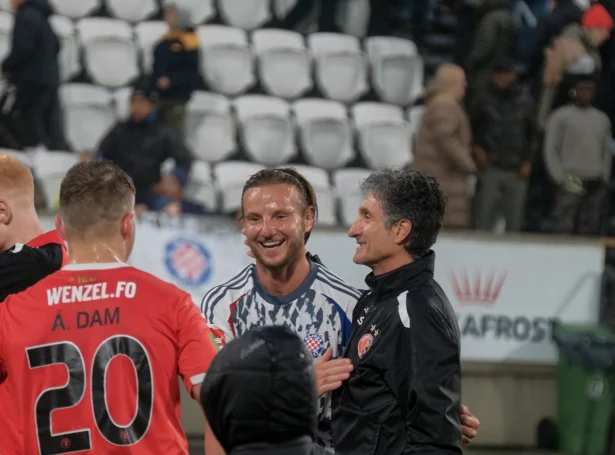 Adolfo Sormani og spælarar hansara heilsa uppá kroatisku stjøruna Ivan Raktitic, sum kom inn fyri Hajduk Split á Tórsvølli í 0-0 dystinum í gjár. Tað vóru heilt stórar uppgávur og serstakar upplivingar hjá føroysku feløgunum í 2. umfari í Conference League og Champions League (Mynd: Tórir Photo)