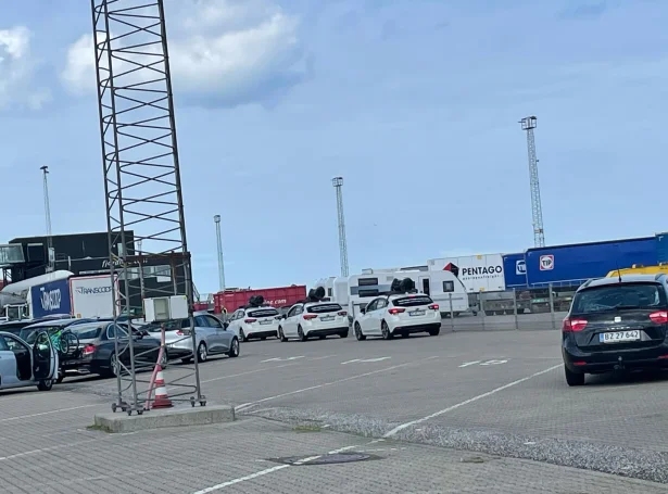 Tríggir hvítir bilar frá Apple Maps við kamera á takinum í bíðirøðini til Norrønu í Hirtshals