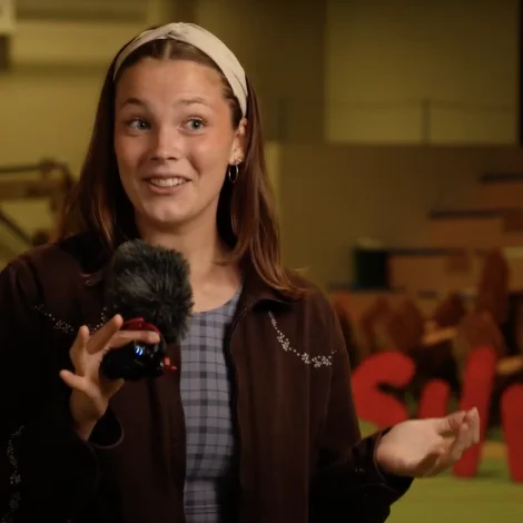 Video: Umskapa tvær ítróttahallir til barnaland