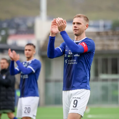 Páll Klettskarð takkar áskoðarunum fyri stuðulin (Mynd: Sverri Egholm)