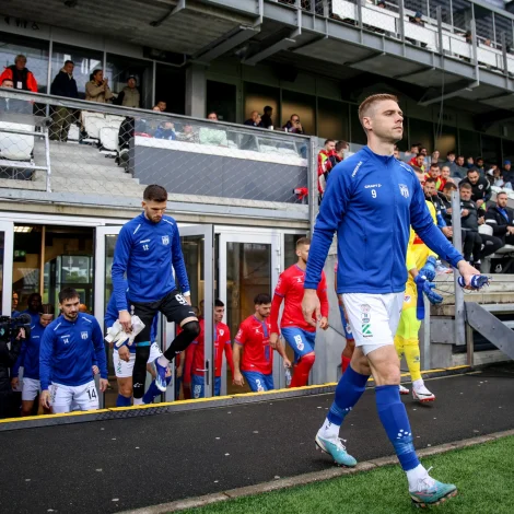 KÍ leikararnir í innmarsjeringini til fyrra dystin móti Borac Banja Luka, ið var á Tórsvølli 8. august. (Mynd: Sverri Egholm)