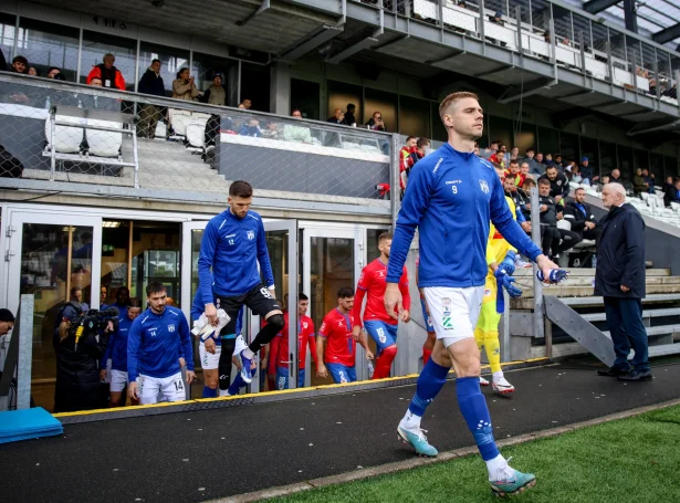 KÍ leikararnir í innmarsjeringini til fyrra dystin móti Borac Banja Luka, ið var á Tórsvølli 8. august. (Mynd: Sverri Egholm)