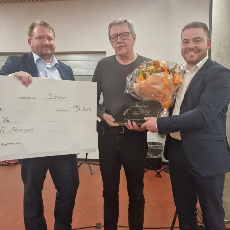 Fara at heiðra persóni ella felagsskapi við herðaklappi