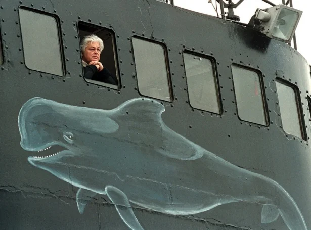 Paul Watson avmyndaður á brúnni á Ocean Warrior, tá umhvørvisskipið vitjaði í føroyskum sjógvi í 2000 (Mynd: Jens Kr. Vang)