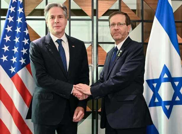 Amerikanski uttanríkismálaráðharrin, Antony Blinken hevur hitt Isaac Herzog, forseta í Ísrael í Tel Aviv (Mynd: EPA)