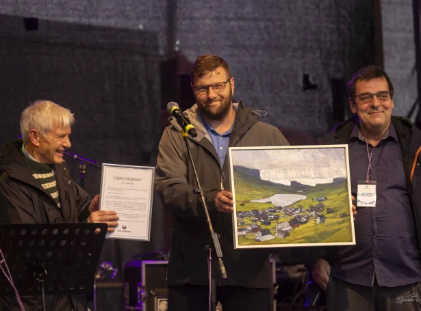 Sitandi borgarstjóri Bjarni Johansen (mitt fyri ) til Ljósfest. Til høgru sæst Levi Mørk. Eftir kommunuvalið 12. november hevur rumbul millum annað verið um, hvør av teimum skal verða borgarstjóri næstu árini. Tað hevur millum annað gjørt, at Bjarni Johansen er farin úr Javnaðarflokkinum (Mynd: Bjartur Vest)