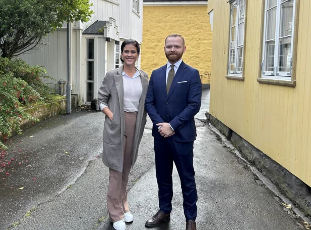 Íslendska uttanríkisráðharrin, Þórdís Kolbrún Reykfjörð Gylfadóttir, og landsstýrismaðurin í lógarmálum, Bjarni K. Petersen (Mynd: Løgmálaráðið)