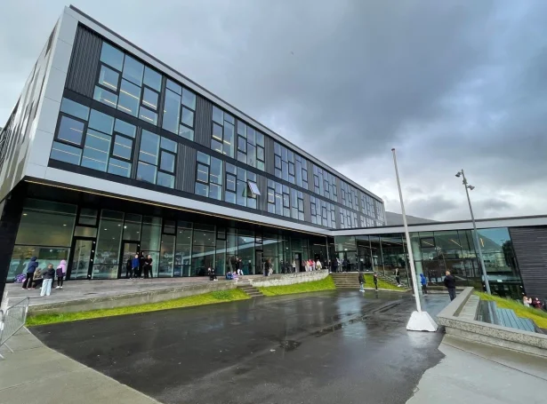 Orðstýrari verður Rógvi Olavson. Valevni fyri allar politisku flokkarnar luttaka í kjakinum, og áhoyrarar fáa eisini høvi at seta spurningar - alt kann hoyrast á FM1