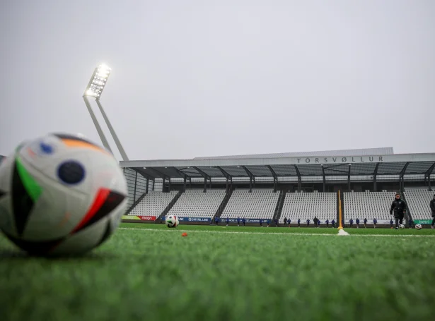 27. februar spæla Føroyar móti Estlandi, 1. mars spæla Føroyar móti Bosnia Hersigovina, og 4. mars hittast Føroyar og Ísland á Tórsvølli (Savnsmynd: Sverri Egholm)
