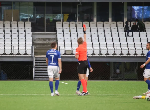 Her verður René Shaki vístur av vølli, eftir at hann fekk víst gula kortið fyri aðru ferð í dagsins dysti. (Mynd: Sverri Egholm)