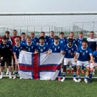 U17 landsliðið við dreingjum, sum fyrr í ár tók lut á UEFA menningarkapping í Gibraltar - í oktober skal liðið spæla EM-undankapping (Mynd:fsf.fo)