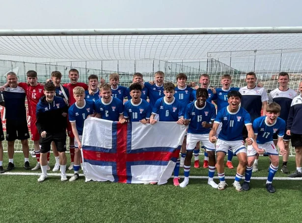 U17 landsliðið við dreingjum, sum fyrr í ár tók lut á UEFA menningarkapping í Gibraltar - í oktober skal liðið spæla EM-undankapping (Mynd:fsf.fo)