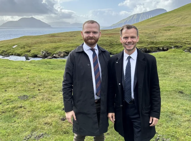 Bjarni K. Petersen, landsstýrismaður í lógarmálum, og Peter Hummelgaard, danskur løgmálaráðharri (Mynd: Løgmálaráðið)