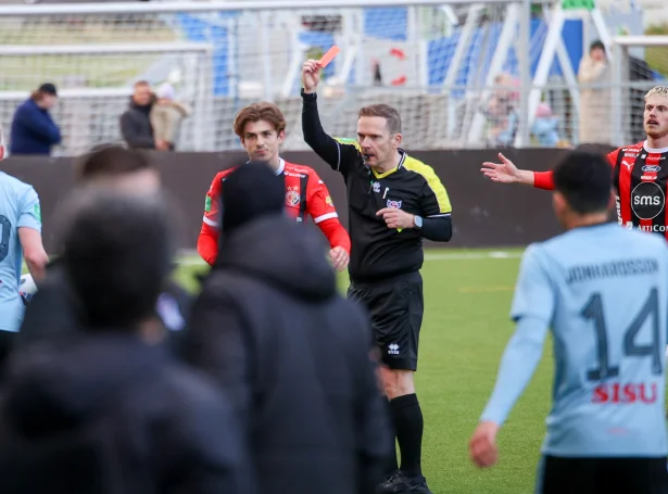 Víkingur og HB skulu eftir ætlan spæla í Sarpugerði sunnudagin (Savnsmynd: Sverri Egholm)