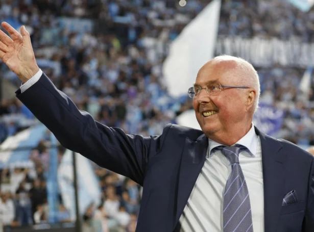 Sven-Göran Eriksson heilsaði upp á fjeppararnar hjá italska felagnum Lazio í mai í ár. Hann førdi Lazio til italska meistaraheitið í 2000 (Mynd: EPA)