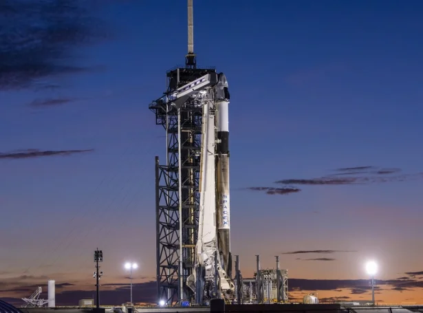 Falcon 9-rakettin stendur klár at vera skotin út frá Kennedy Space Center (Mynd: SpaceX á X)