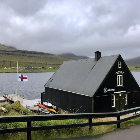 Merkið í hálvari stong við Naddoddaneystið