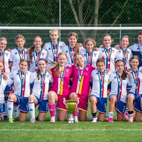 U15-hópurin við gentum, sum í august mánað tók lut í Baltic Cup í Estlandi (Mynd: fsf.fo)