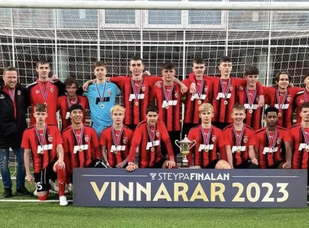 Her síggjast U17-dreingirnir hjá HB í fjør eftir sigurin í steypafinaluna. Talan verður um eitt U19-lið hjá HB, sum spælir í kvøld (Mynd: hb.fo)