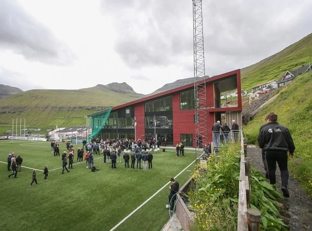 Á eykaaðalfundi í gjár vórðu starvsnevndin og ungdómsnevndin mannaðar (Savnsmynd: Sverri Egholm)