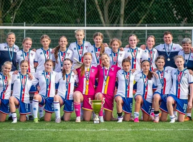 U15-hópurin við gentum, sum í august mánað tók lut í Baltic Cup í Estlandi (Mynd: fsf.fo)