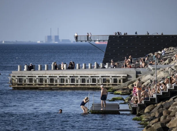 Íbúgvar í Malmö svalaðu sær av í Oyrasundi í gjár (Mynd: EPA)