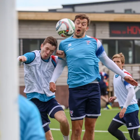 Føroyingarnir hava seinastu dagarnar fyrireika seg uppá nýggju kappingina (Mynd: Sverri Egholm)