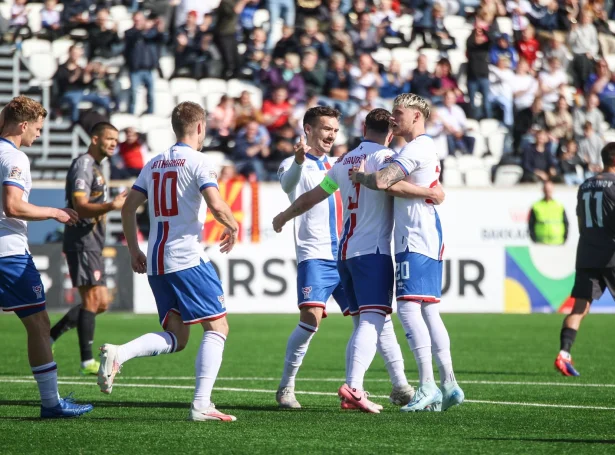 Viljormur Davidsen og liðfelagarnir fagna her 1-0 málinum, ið liðformaðurin eirindaleysur syrgdi fyri. (Mynd: Sverri Egholm)