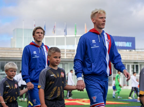 Andrias Edmundsson (frammanfyri) og Jóan Símun Edmundsson (aftanfyri) ganga inn á Tórsvøll til landsdyst: Nakar lyklaavgerðir hjá honum hava verið rættar, hann hevur verið skaðafríur í Póllandi og eg vænti, at hann fer at standa seg væl í Serie A, sigur eldri beiggin um tann yngra (Mynd: Sverri Egholm)