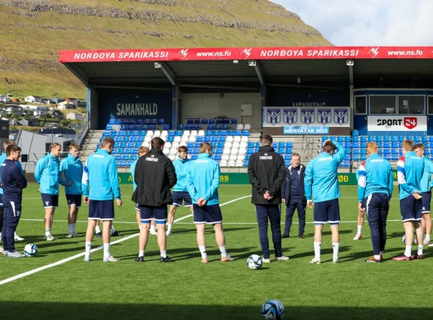 Føroyski U21 hópurin til venjing á Djúpumýru í Klaksvík - Mynd: Bjarni Enghamar.