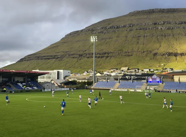 Tað er heilt fínt fótbóltsveður í Klaksvík, hóast hendinga sirm. (Mynd: Áron Vest)