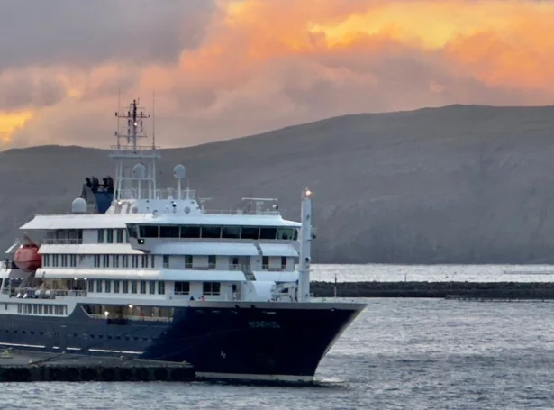 MV Hondius er 108 metrar langt. Manningin telur 70 fólk (Mynd: vagur.fo)