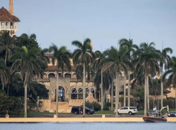 Ein vápnaður persónur varð sunnukvøldið handtikin nærindis golfvøllinum hjá Donald Trump í West Palm Beach í Florida (Mynd: EPA)