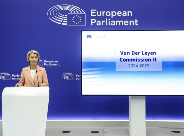 Ursula von der Leyen á tíðindafundi í dag (Mynd: EPA)