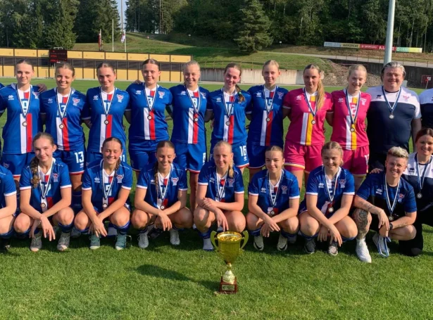 Føroysku genturnar fingu eitt bronsuheiðursmerki og ymiskan lærdóm við úr Baltic Cup (Mynd: fsf.fo)