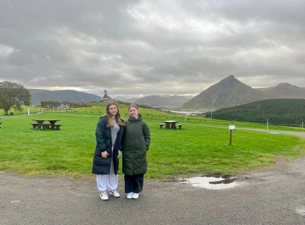 Marna Lý Dagfinsdóttir Suðuroy og Elsebeth Magnussen. - Hetta er ein upplagdur møguleiki hjá okkara ungu, sum ynskja at læra at loysa avbjóðingar, og at samstarva við øðrum ungum um at finna loysnir. (Mynd: vagur.fo)