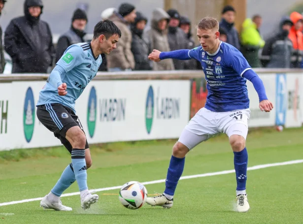 Jóannes Kaksø Danielsen legði upp til einasta málið til Sørvágs í dag - KÍ hevur ikki verið so tætt við Víking á stigatalvuna í longri tíð, men hetta er  helstov seint (Savnsmynd: Sverri Egholm)