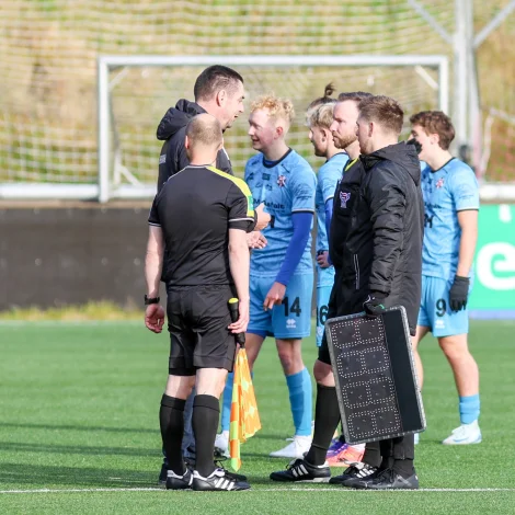 Dómarar og venjarar hava ikki heimild til at avtala at verandi støða verður úrslitið, um ein dystur ikki er liðugt spældir. Tað er sum skilst ikki heilt óhugsandi, at ÍF - B68 skal takast uppaftur - ella spælast av nýggjum (Mynd: Sverri Egholm)