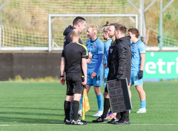 ÍF og B68 spæla klokkan 17.30 í dag. Bríkslað verður helst endliga av, áðrenn klokkan verður 17.40. FSF tók avgerðina í gjár, men tað er framvegis ikki alment staðfest, hvørjum grundarlagið hetta var á (Mynd: Sverri Egholm)